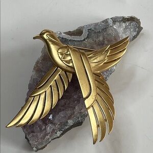 Vintage Gold Tone Flying Bird Unsigned Brooch